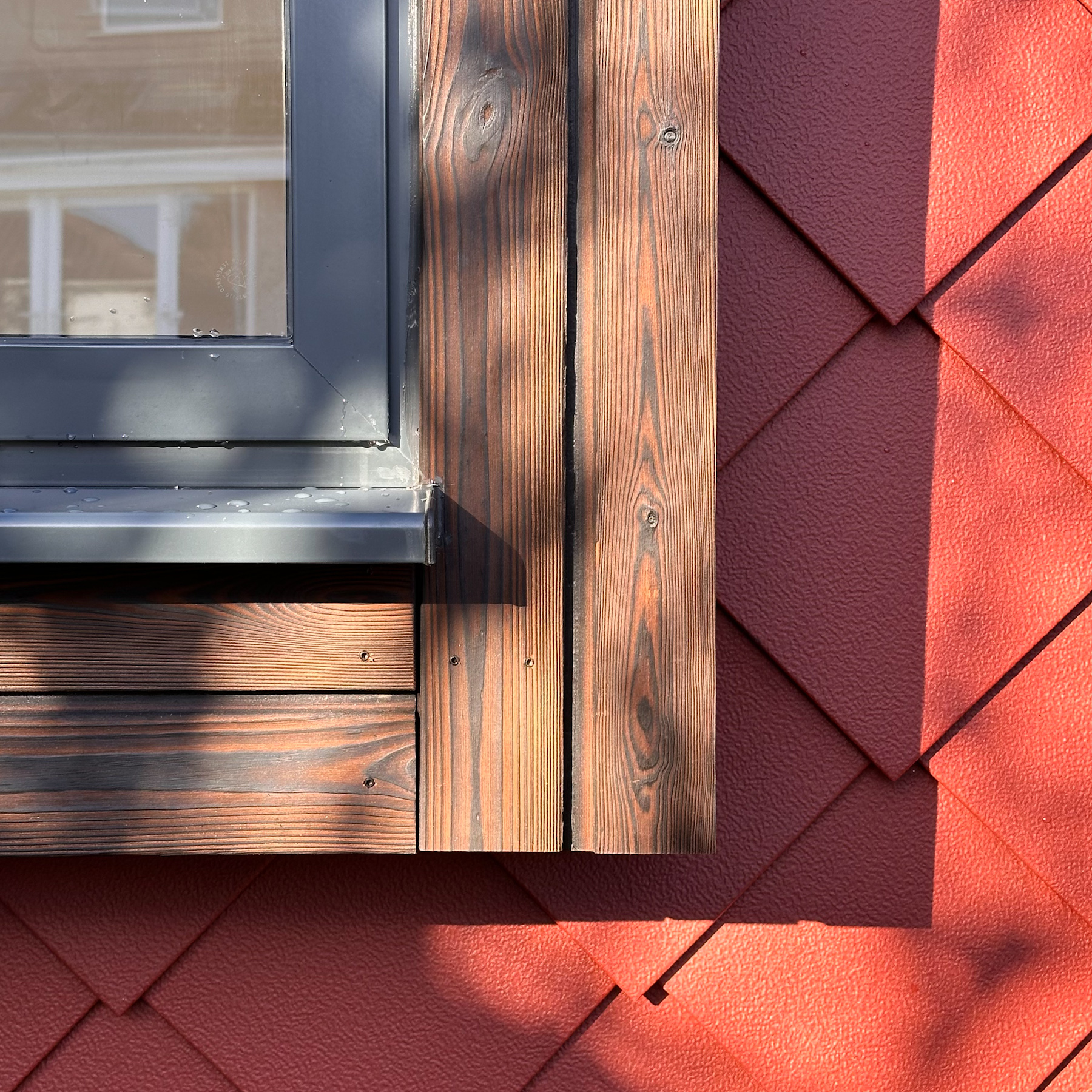Mixing timber and metal coloured cladding on a cabin